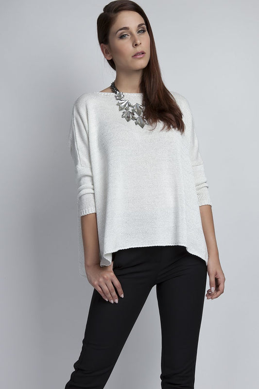 Woman wearing oversized white pulóver model 45463 MKM with elegant fit and stylish necklace, showcasing chic fashion.