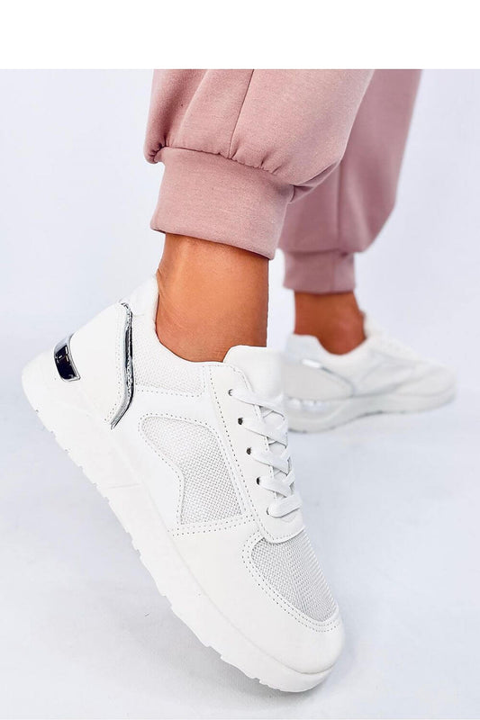 White sportcipő model 194628 by Inello, lightweight women's sneaker with eco-leather and mesh, shown on model wearing pink pants.