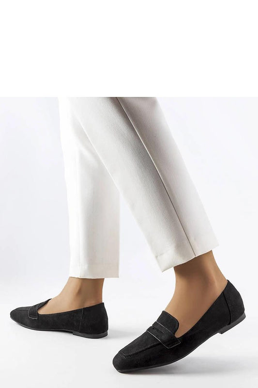 Elegant black Solea Thayerville mokaszin model 207844, perfect for summer, worn with white pants. Synthetic leather slip-on style.