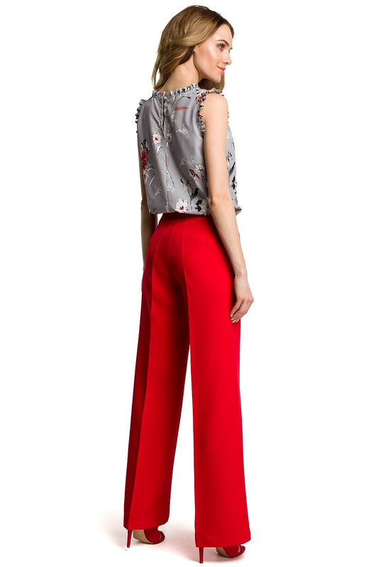 Woman wearing red wide-leg trousers from Moe, styled with a floral top and high heels, showcasing a chic back view.