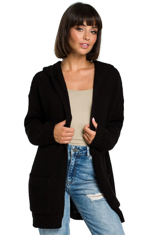 Woman wearing Kardigán model 121225 BE Knit, long hooded cardigan with ribbed edges and pockets, black, casual style.