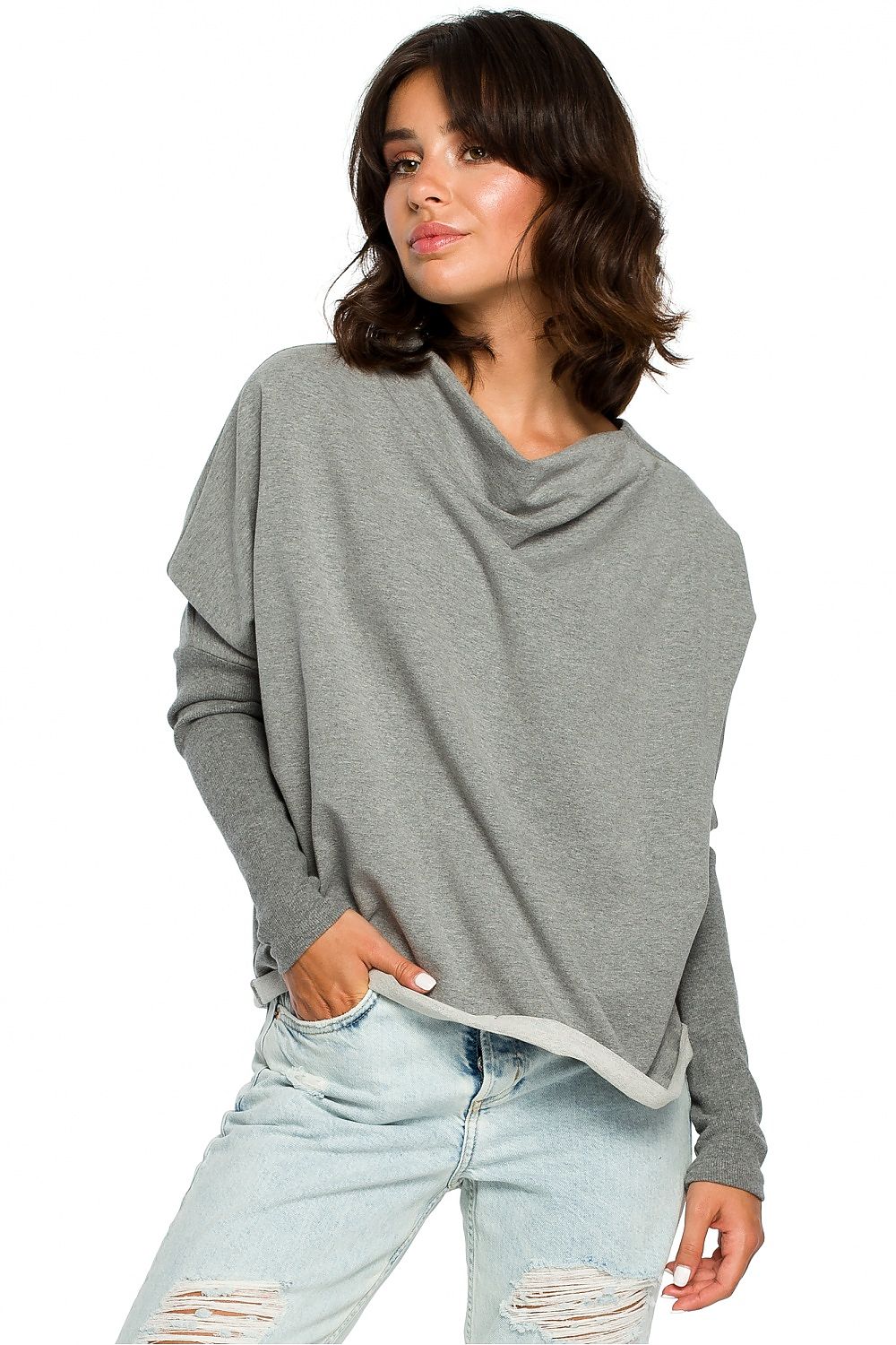 Model wearing Szabadidőfelső BeWear pulóver with draped neckline and ribbed sleeves in casual style.