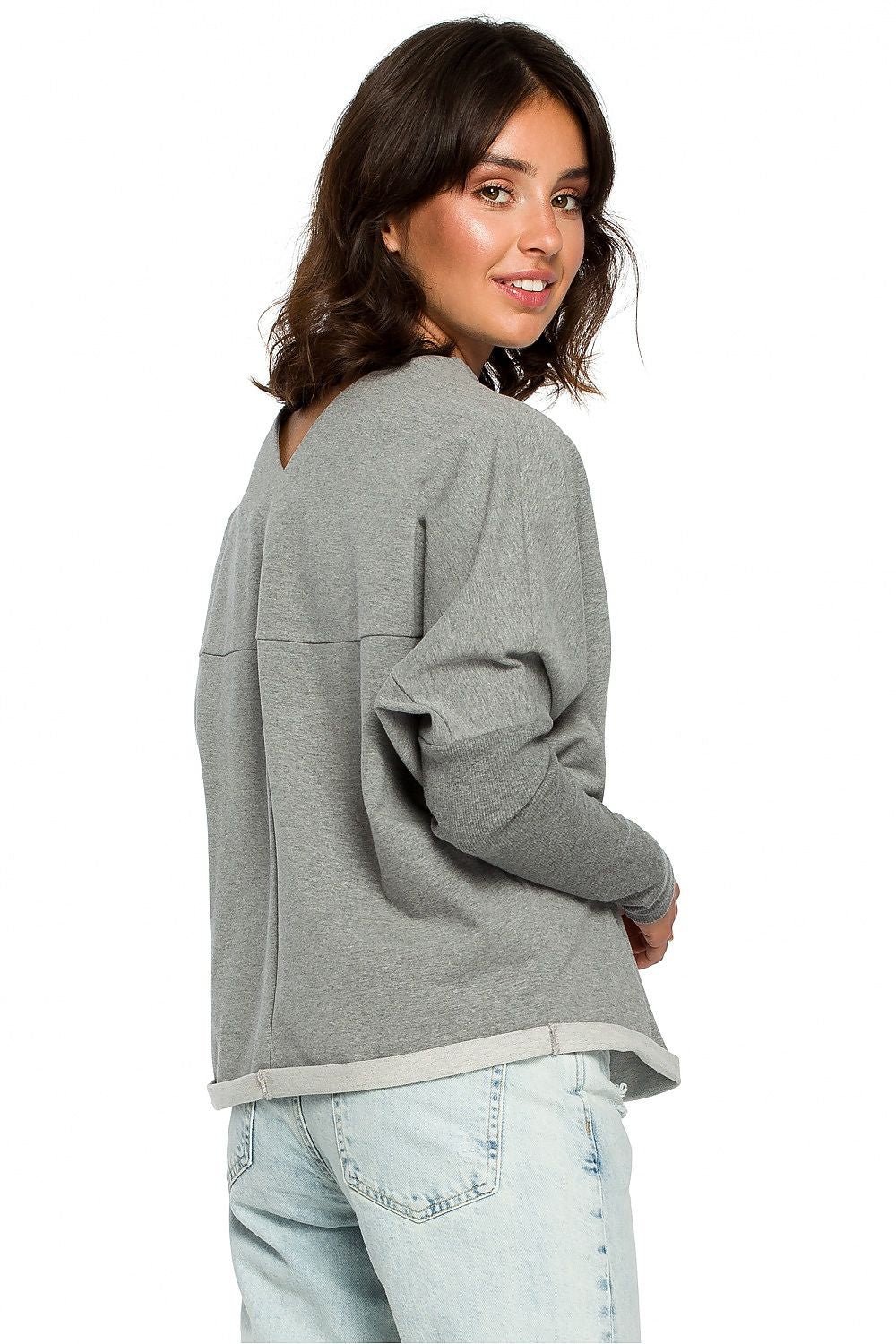 Woman wearing gray BeWear pulóver with drapey neckline and ribbed sleeves, showcasing relaxed and stylish fit.