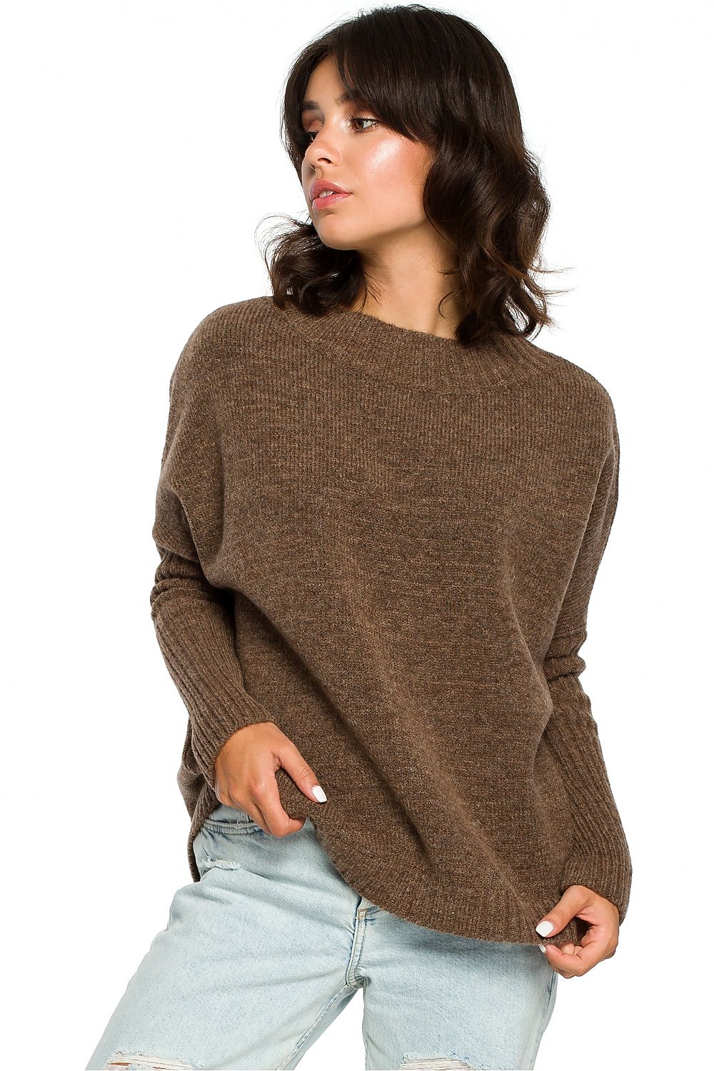 Model wearing elegant brown knit pulóver with kimonó sleeves, styled with light jeans for a chic, casual look.