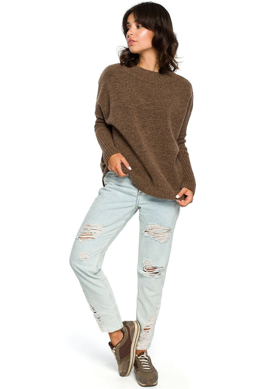 Woman wearing Pulóver model 124221 BE Knit with distressed jeans, showcasing casual elegance with long kimono sleeves.