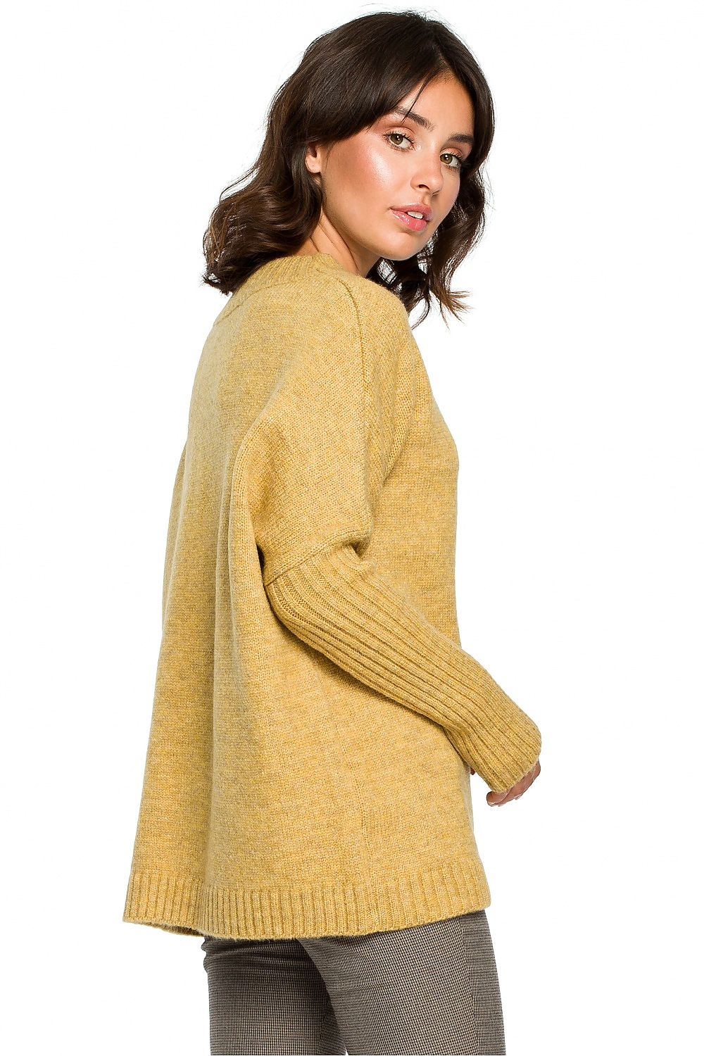 Woman wearing yellow pulóver 124221 BE Knit with elegant kimono sleeves, styled casually with gray pants.