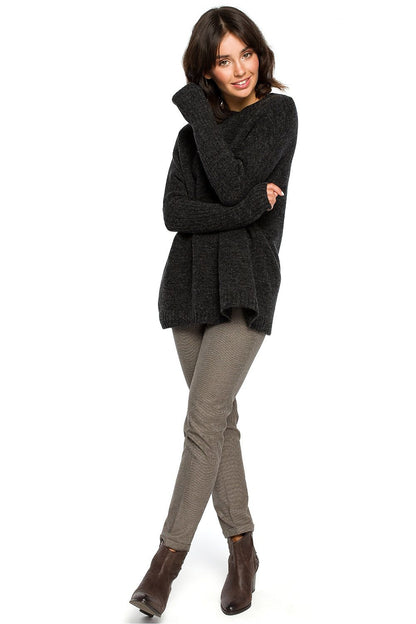 Woman wearing Pulóver model 124221 BE Knit, elegantly styled with kimono sleeves and paired with stylish pants and boots.