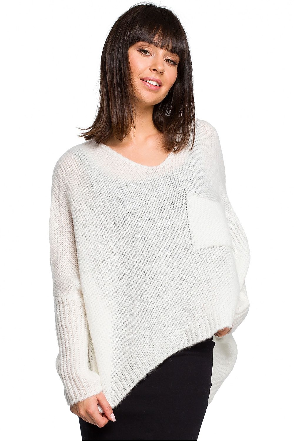 Woman wearing Pulóver model 129166 BE Knit sweater, loose neckline and ribbed sleeves, perfect for all seasons and versatile with jeans or skirts.