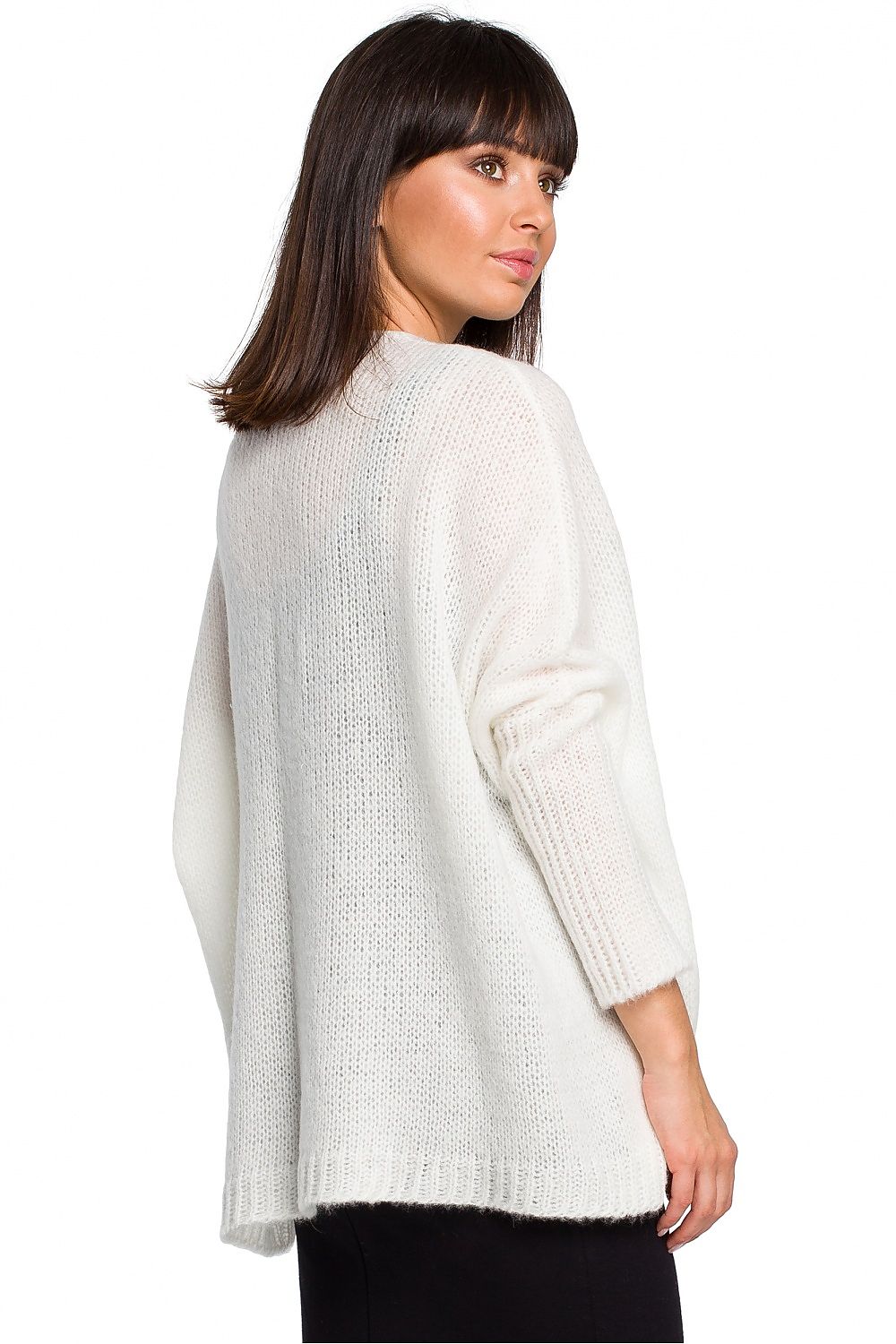 Woman wearing Pulóver model 129166 BE Knit, white sweater with loose neckline and ribbed sleeves, perfect with jeans or dresses.