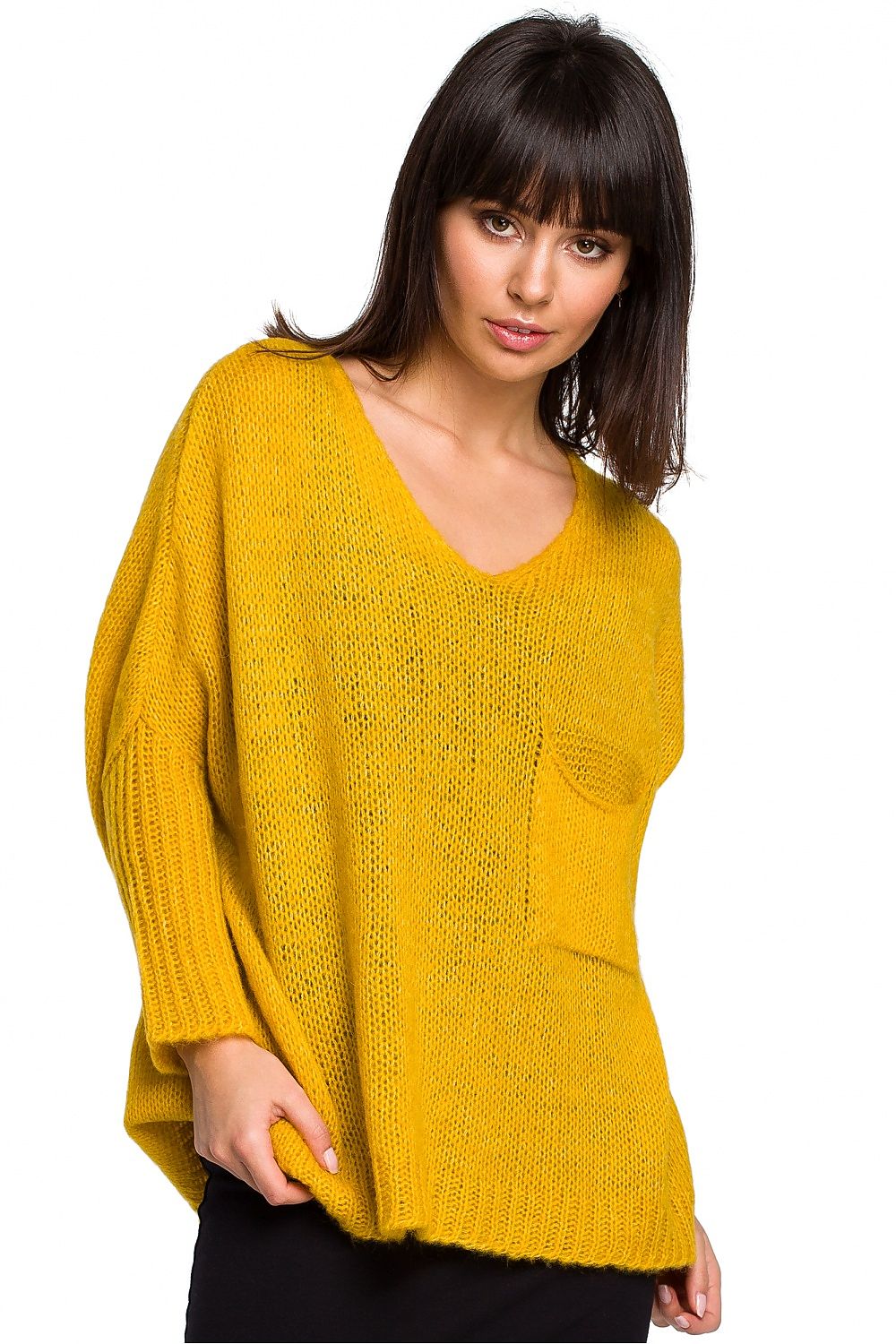 Model wearing pulóver 129166 BE Knit, a cozy all-season sweater with loose neckline and ribbed sleeves.