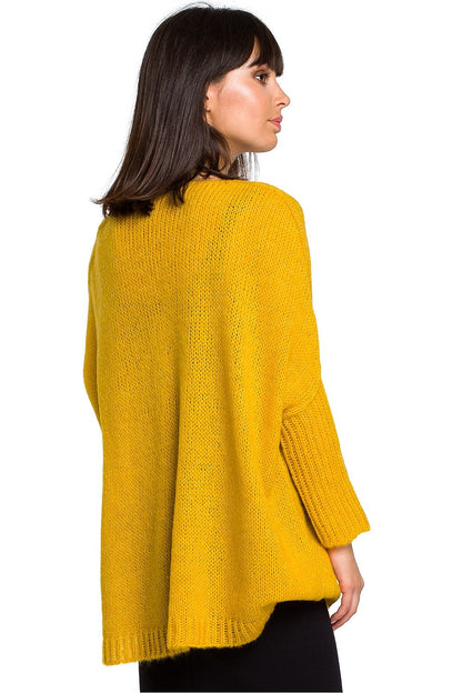 Model wearing yellow Pulóver model 129166 BE Knit with a loose neckline and ribbed sleeves, perfect for jeans or dresses.