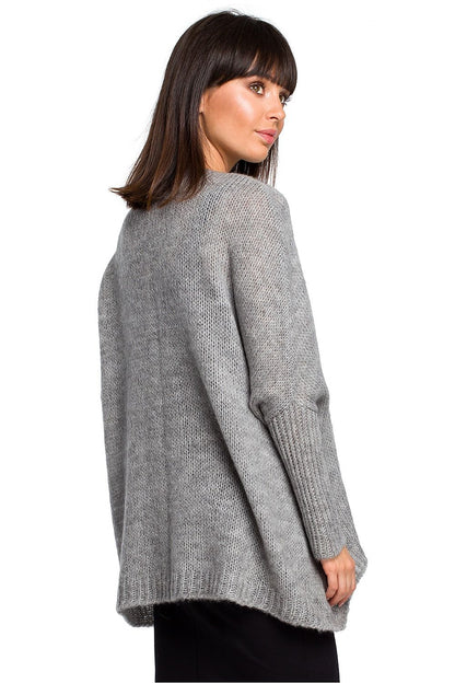 Woman wearing Pulóver model 129166 BE Knit with ribbed sleeves, a versatile and lightweight sweater for all seasons.