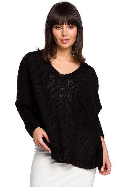 Model wearing Pulóver 129166 BE Knit, black sweater with loose neckline and ribbed sleeves, perfect for all seasons.