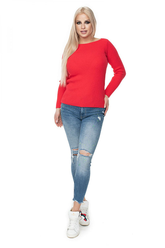 Model wearing red ribbed Pulóver model 131606 PeeKaBoo with boat neckline and jeans, showcasing a casual and stylish look.