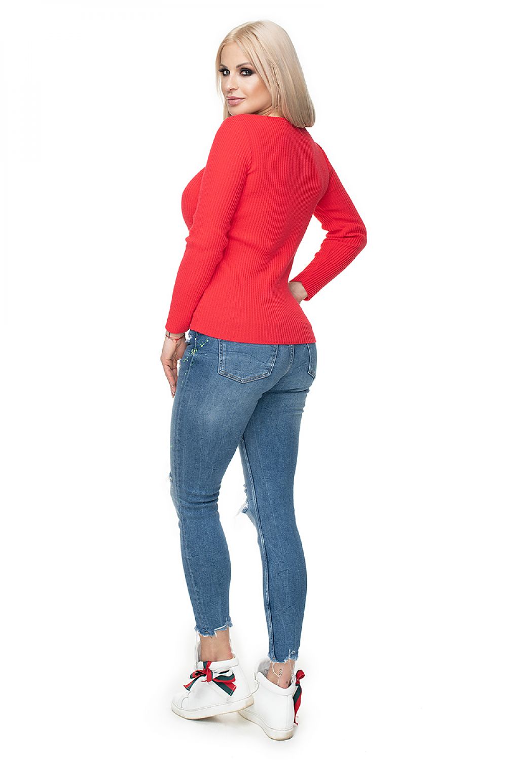 Red PeeKaBoo ribbed sweater with boat neckline and classic cut, paired with blue jeans and white sneakers. Model 131606.