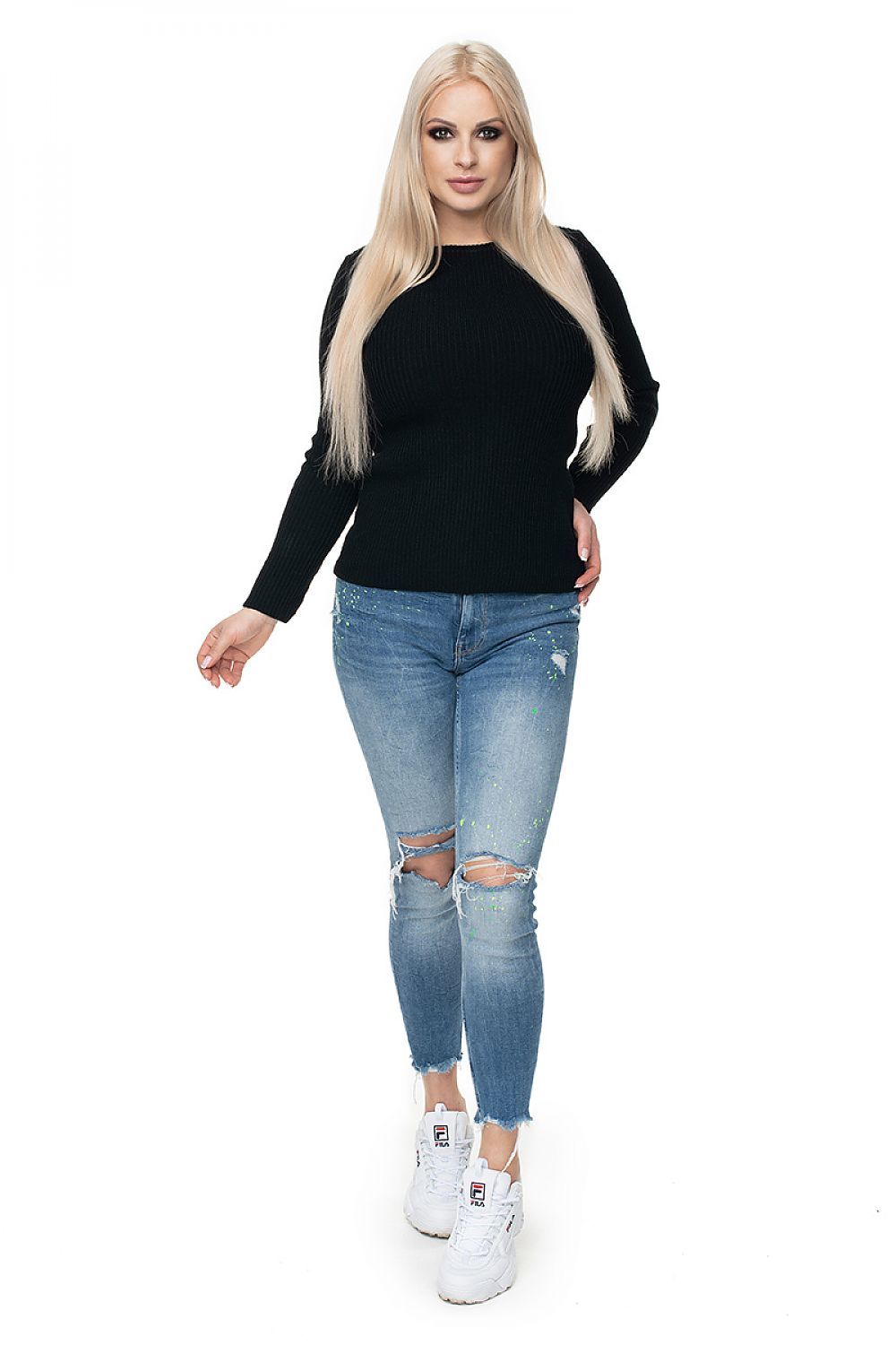 Model in Pulóver 131606 PeeKaBoo, black ribbed sweater with boat neckline, paired with ripped jeans and white sneakers.