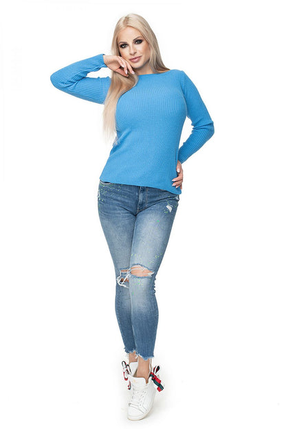 Model wearing blue ribbed pulóver with boat neckline and ripped jeans, showcasing Pulóver model 131606 PeeKaBoo.