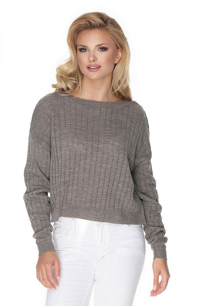 Model wearing Pulóver model 134598 PeeKaBoo, unique boat neckline, long sleeves, acrylic material, gray knit sweater