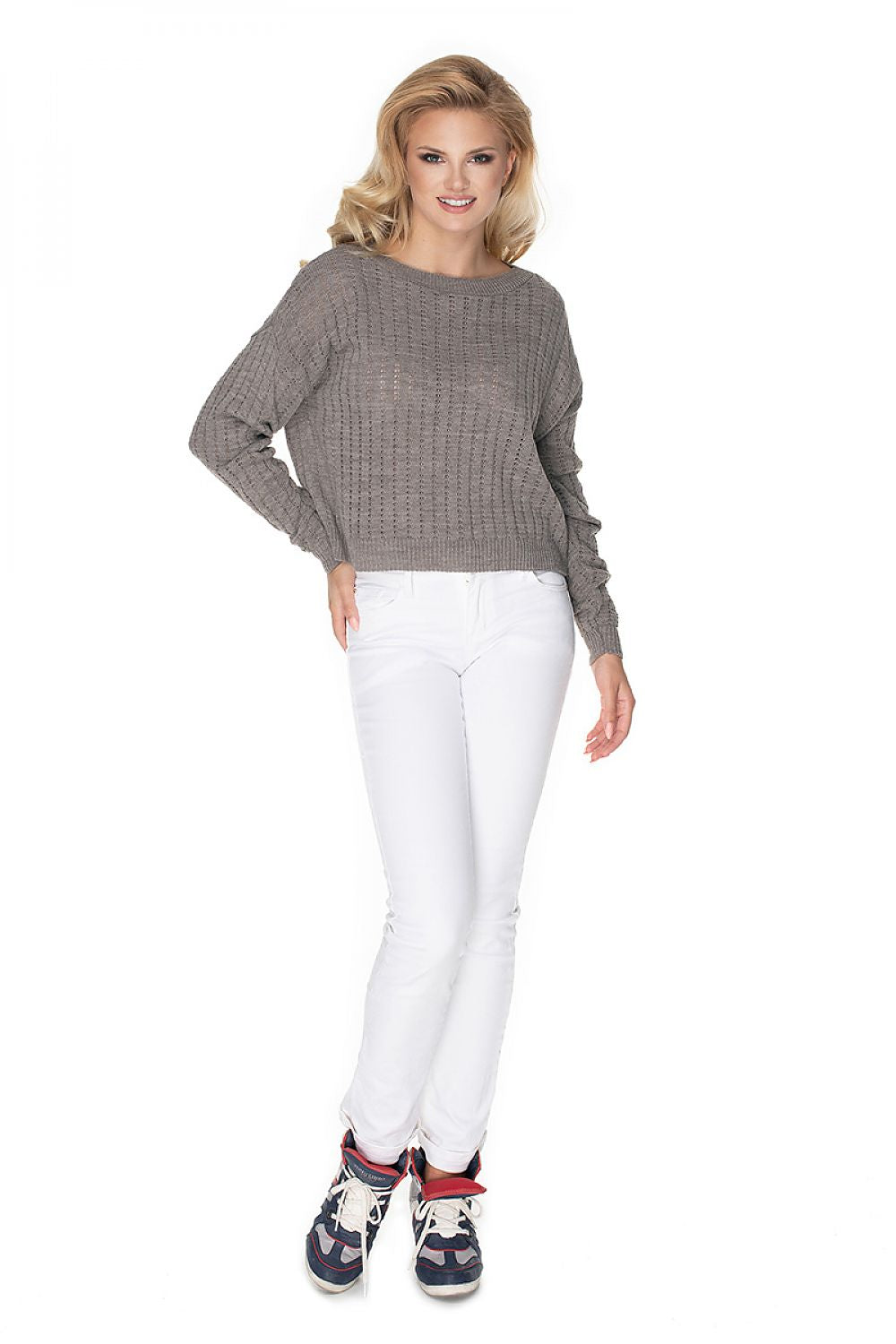 Woman wearing Pulóver model 134598 PeeKaBoo with boat neck, long sleeves, in gray. Unique stitching and 100% acrylic fabric.