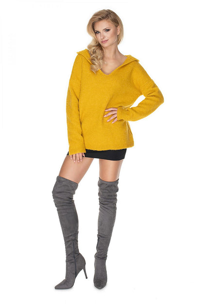 V-neck yellow hoodie with drawstring, soft and loose fit, worn by a model with over-the-knee boots. Pulóver model 135297 PeeKaBoo.