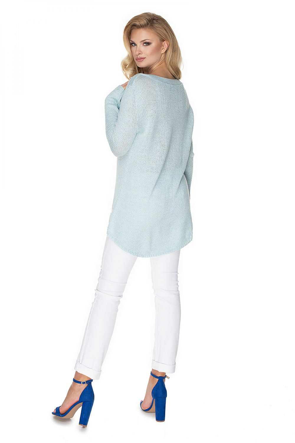 Pulóver model 135308 PeeKaBoo - Oversize asymmetrical viscose sweater with long sleeves, shown from the back paired with white jeans.