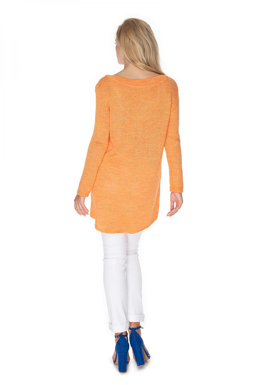 Model wearing orange Pulóver model 135308 PeeKaBoo, showcasing the loose oversize fit with long sleeves and asymmetric design.