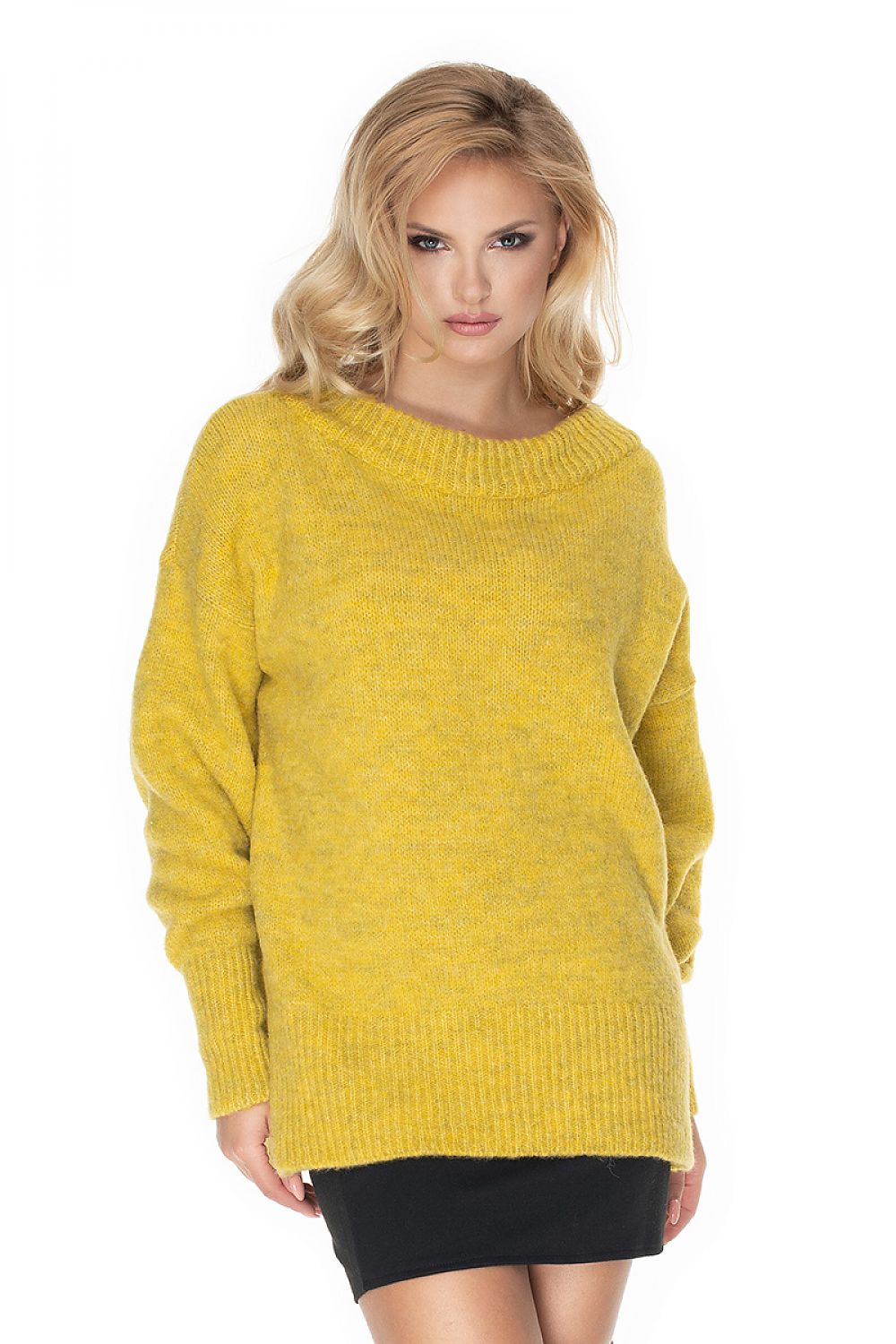 Woman wearing yellow oversized wool sweater with boat neckline, long sleeves, and relaxed fit from PeeKaBoo's pulóver model 135317.