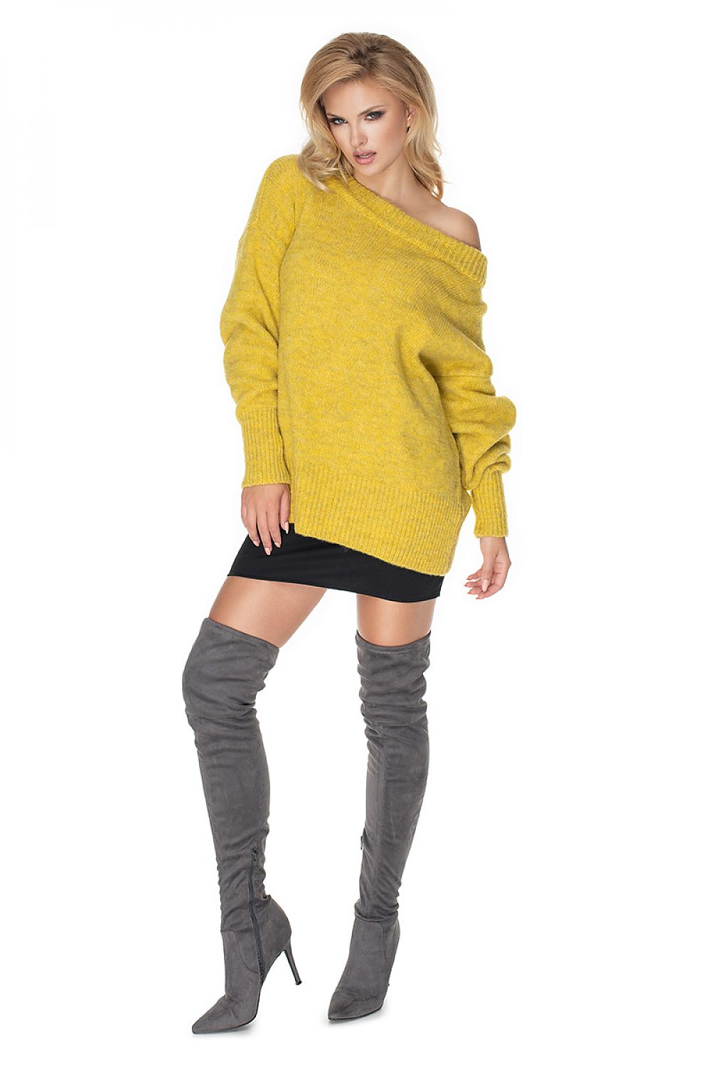 Fashionable woman in yellow oversize Pulóver model 135317 PeeKaBoo, showcasing a cozy wool blend with long sleeves and boat neckline.