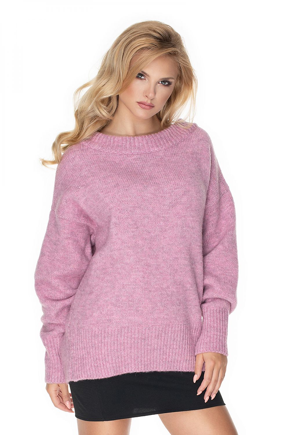 Model wearing Pulóver 135317 PeeKaBoo, a pink loose-fit oversized sweater with a boat neckline, wool blend for cozy comfort.