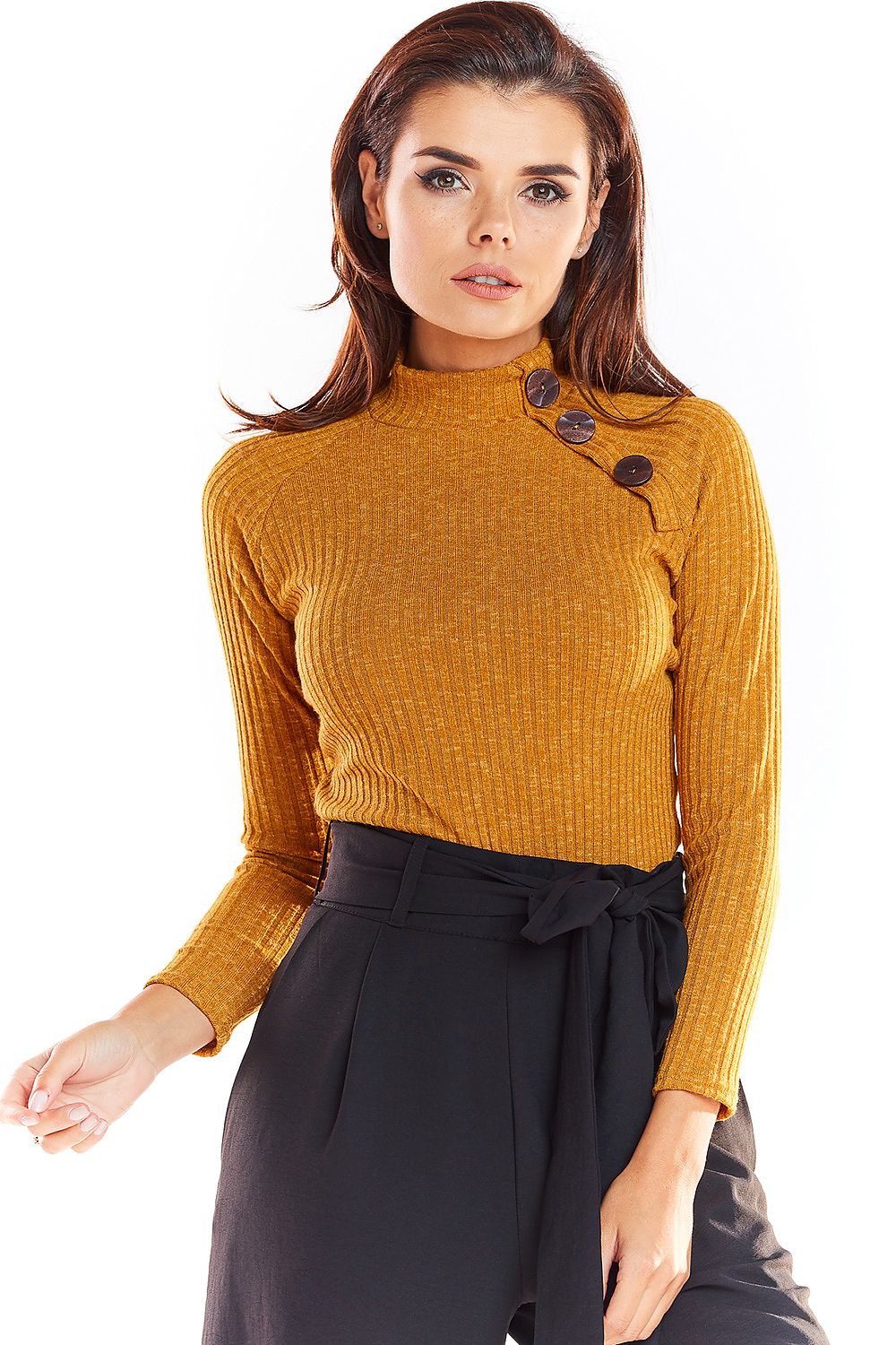 Model wearing mustard fitted pulóver with button detail, perfect for office style. Long sleeves and turtleneck. Made in Poland.