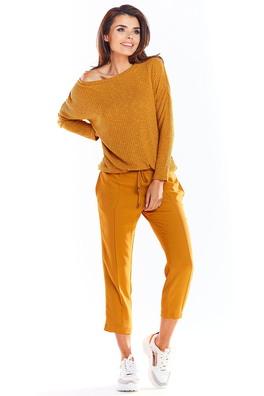 Model wearing mustard-colored pulóver paired with matching pants, showcasing a classic knit style for a chic look.