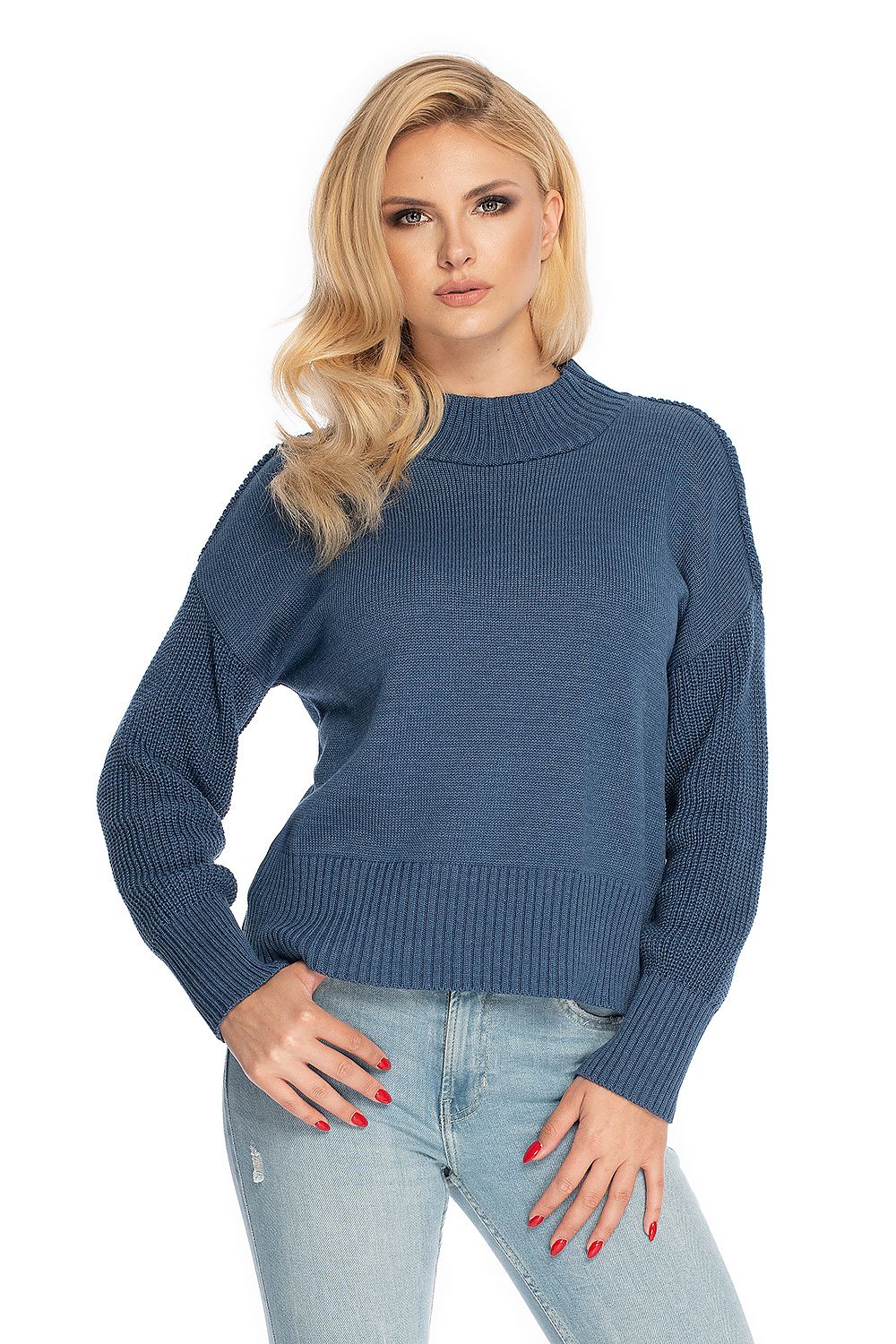 Woman wearing blue PeeKaBoo model 146913 pulóver with long sleeves and stand-up collar, paired with light jeans.