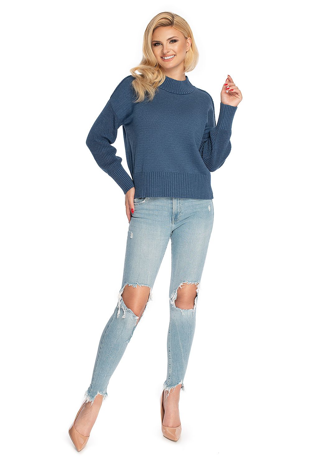 Woman wearing blue Pulóver model 146913 by PeeKaBoo with long sleeves and stand-up collar, paired with ripped jeans.