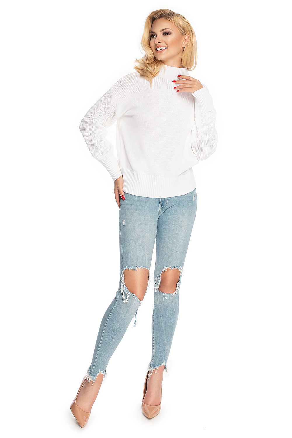 Woman modeling Pulóver model 146913 by PeeKaBoo, an elegant straight-cut sweater with long sleeves and stand-up collar, in white color.