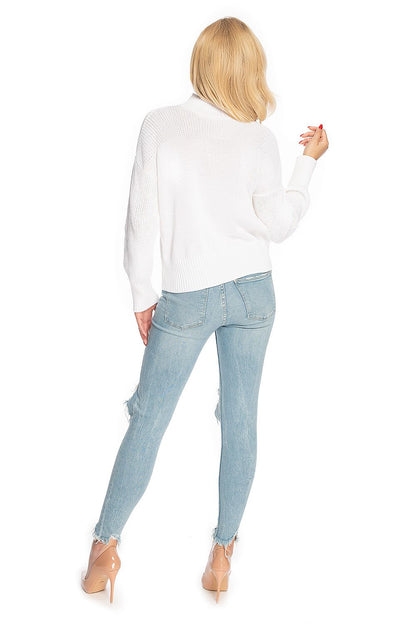 Back view of model wearing white Pulóver 146913 by PeeKaBoo with long sleeves and turtleneck, paired with jeans.