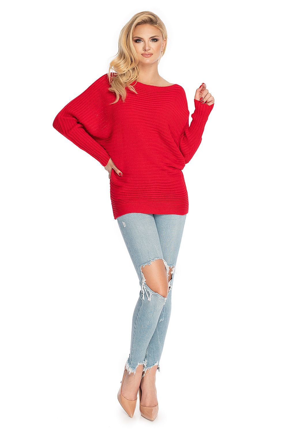 Woman wearing red oversize kimono-style pullover with ribbed hem, paired with ripped jeans, showcasing Pulóver model 146916 by PeeKaBoo.