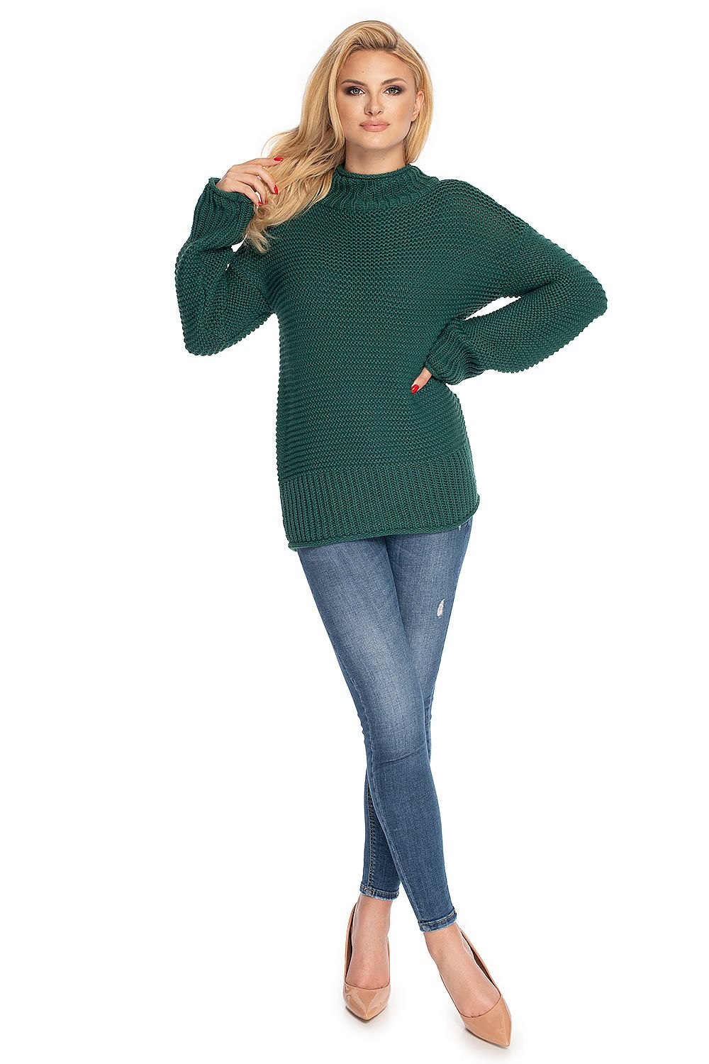 Woman wearing green Pulóver model 146918 PeeKaBoo with loose sleeves, stylish stand-up collar, and form-fitting denim jeans.