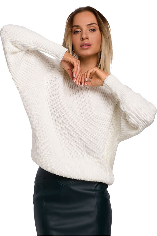 Woman wearing a white ribbed pullover with wide sleeves, styled effortlessly for a casual chic look. Pulóver model 147421 Moe.