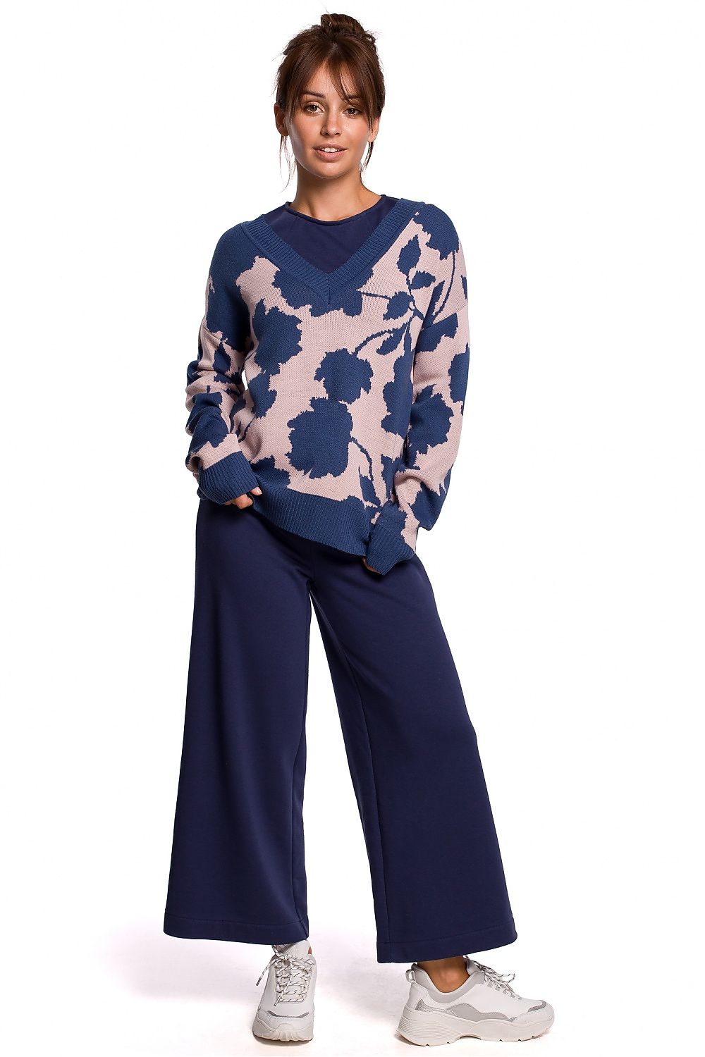 Elegant V-neck knit pullover with unique floral pattern, model 148237 BE, worn by a model, stylish and lightweight.