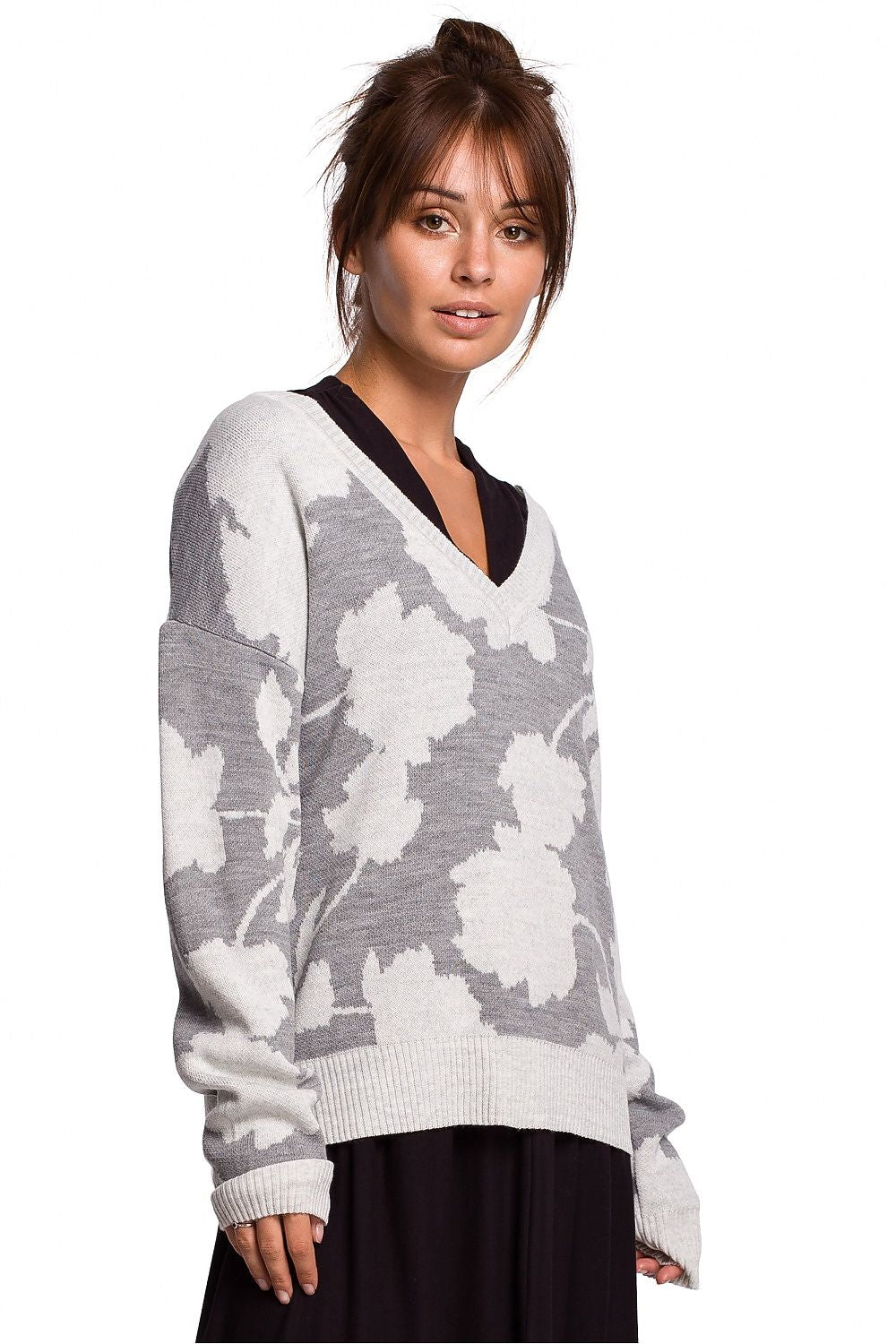 Elegant knit pullover with V-neck and floral pattern in unique color combination, perfect for stylish attire. 100% acrylic, size L/XL.