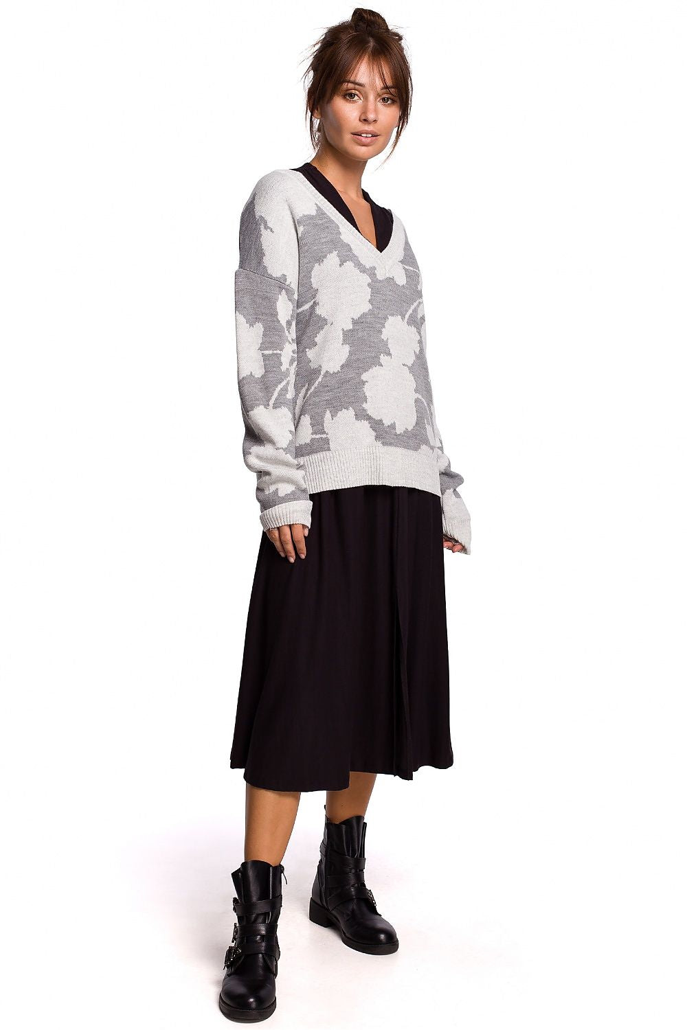 Model wearing Pulóver model 148237 BE Knit, elegant V-neck sweater with unique floral pattern, paired with black skirt and boots.