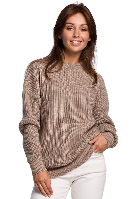 Woman wearing a versatile knit pullover with classic ribbed fabric and relaxed fit in beige. Pulóver model 148252 BE.