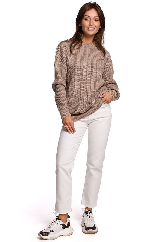 Woman wearing Pulóver model 148252 BE Knit, a versatile ribbed sweater with relaxed fit, styled with white pants and sneakers.