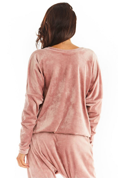 Model wearing pink Szabadidőfelső model 150780 by Awama, showcasing back view, with long sleeves and relaxed fit.