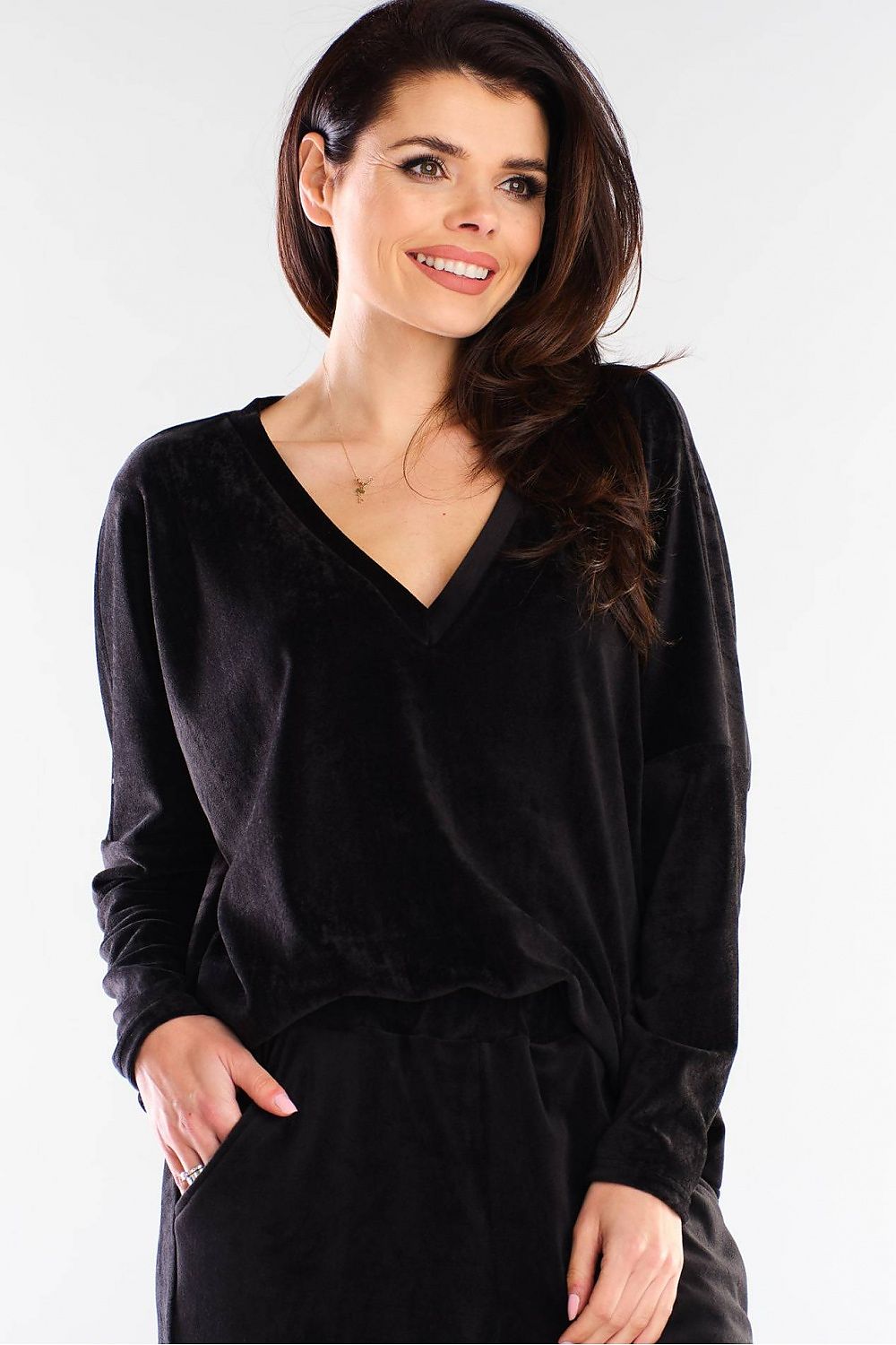 Model wearing black Szabadidőfelső pulóver with v-neck, long sleeves, urban style. Designed in Poland. 95% Polyester, 5% Spandex.