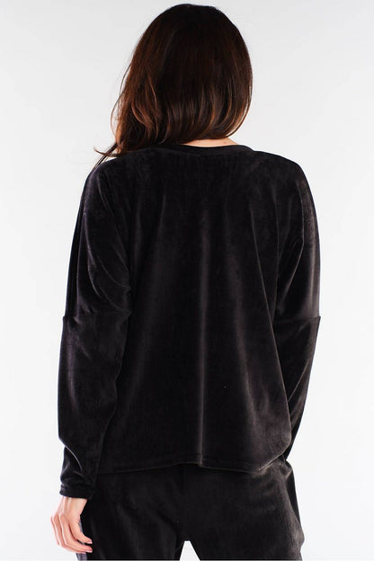 Model wearing black Szabadidőfelső 155455 from Awama, back view showcasing long sleeves and relaxed fit.