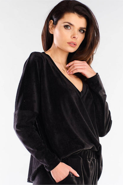 Szabadidőfelső model 155455 awama, black V-neck pullover, urban style, long sleeves, designed in Poland, polyester-spandex blend.