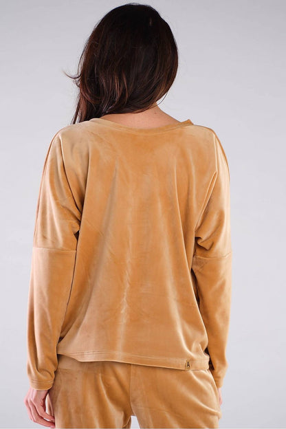 Back view of Szabadidőfelső model 155455 awama, featuring a loose, straight urban style pullover with long sleeves and V-neck.