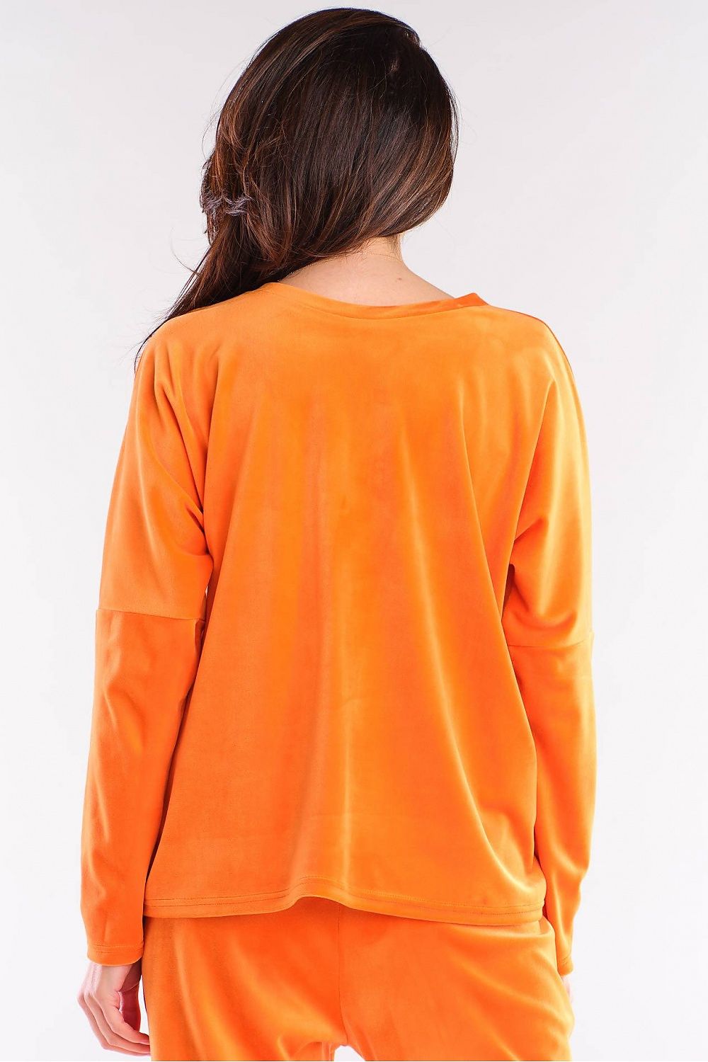 Back view of orange Szabadidőfelső model 155455 awama pullover with long sleeves and v-neck, designed in Poland.