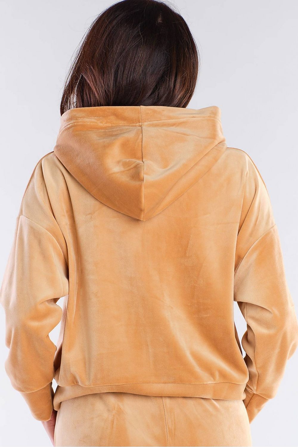 Back view of beige velour hoodie from Awama, Szabadidőfelső model 155464, featuring a classic loose fit with hood.